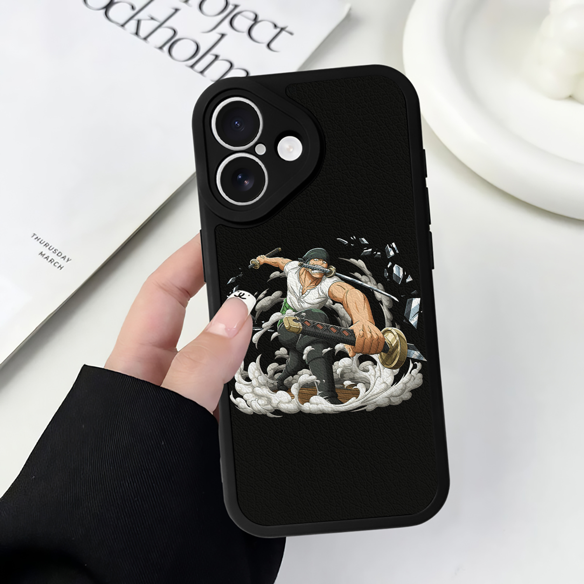 （画像用） ワンピース ロロノア・ゾロ ONE PIECE Roronoa Zoro 【iPhone 16シリーズ対応】シリコンスマホケース（レザー調） 材質：シリコン